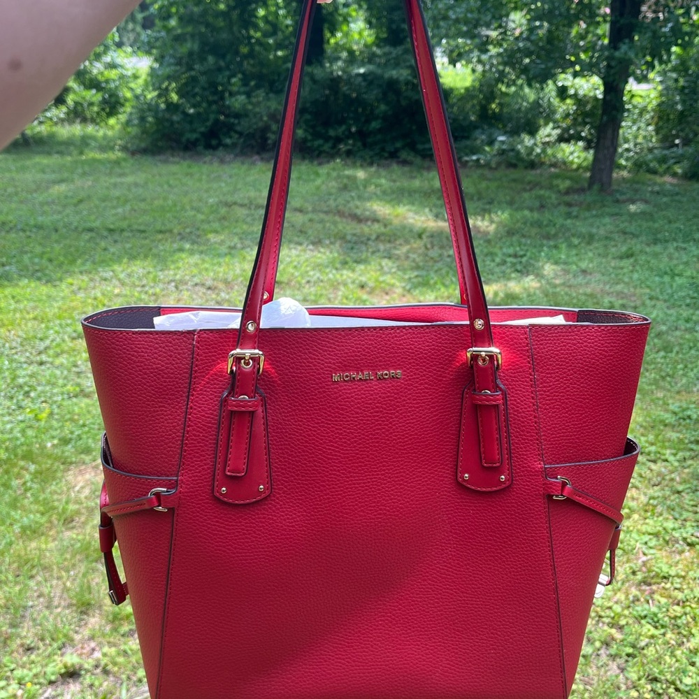 NWT🏷️ MICHAEL KORS Voyager Large Saffiano Leather Tote Bag in Flame Red